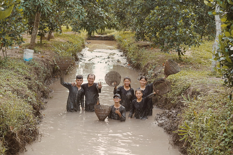 CATCHING FISH IN THE Ditch (MS010)